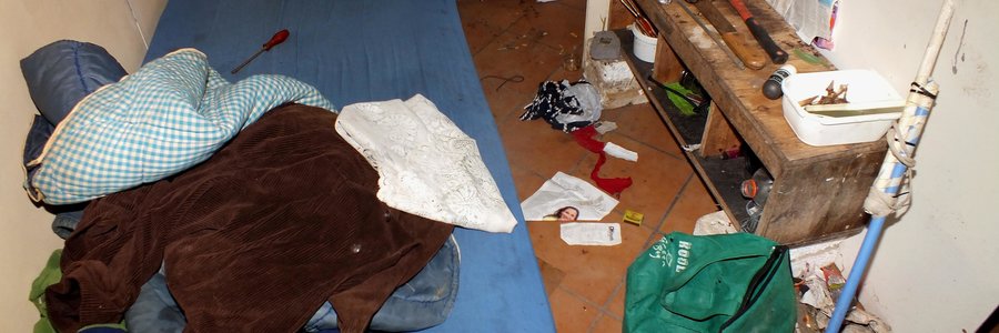 Een van die vuil vertrekke in die ou Dorpskombuis wat deur onwettige nagslapers gebruik word, met ‘n panga, hamer en skroewedraaiers wat duidelik gesien kan word